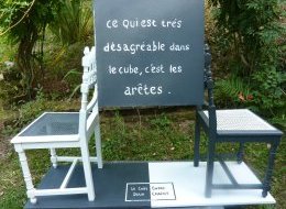 Le cube entre deux chaises