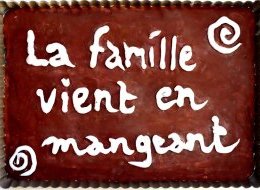 La famille vient en mangeant