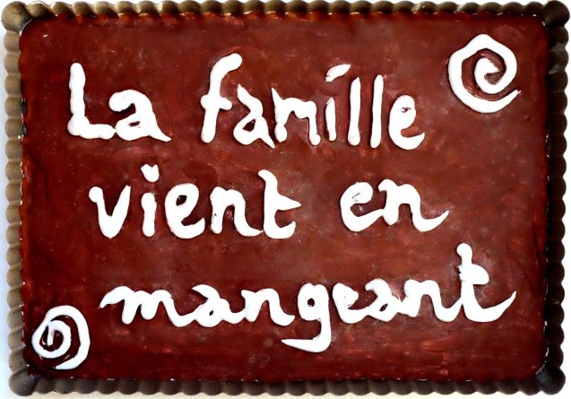 La famille vient en mangeant