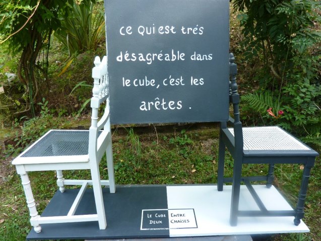 Le cube entre deux chaises
